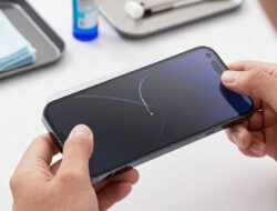 Cara Memasang Screen Protector Sendiri Tanpa Gelembung Udara